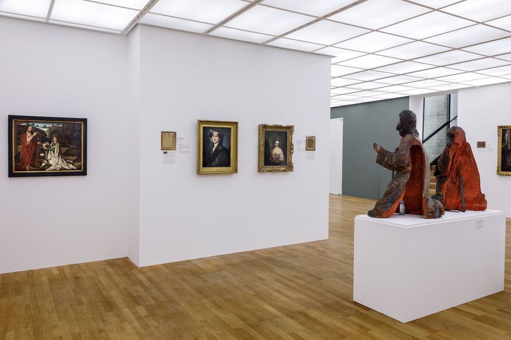 Ein Blick in die Kunstausstellung Eigentum verpflichtet! Eine Kunstsammlung auf dem Prüfstand, die die Objektgeschichten von knapp 400 Kunstwerken und die Biografie einschlägiger Kunsthändler untersucht.