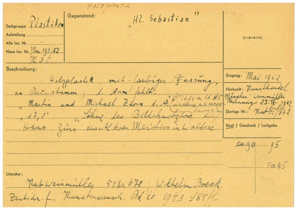Die Aufnahme zeigt eine Karteikarte zu einem Kunstobjekt, auf der verschiedene Angaben stehen wie die Inventarnummer oder eine Beschreibung.