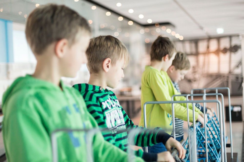 Kinder testen die Experimentierstationen im Brückenbau West.