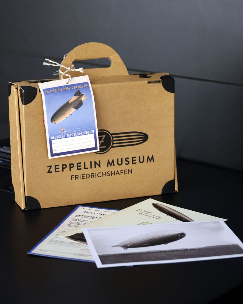 Museumskoffer mit drei dazugehörigen Kofferkarten.