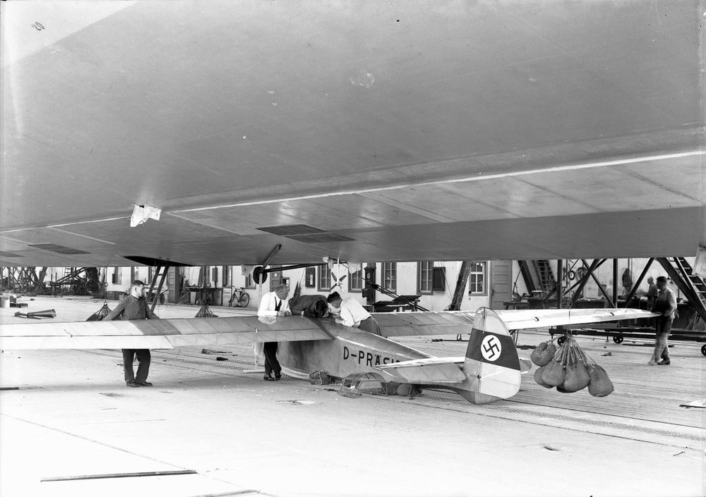 Historische Fotoaufnahme des Flugzeuges D-Präsident.