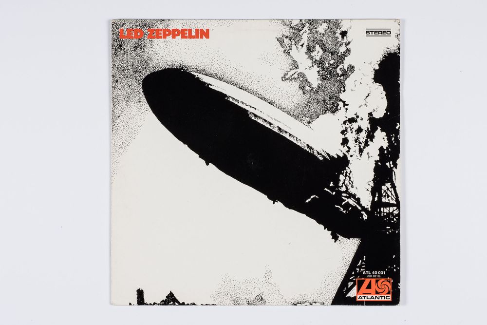 Die Aufnahme zeigt ein Plattencover der Band Led Zeppelin. Darauf abgebildet ist das brennende Luftschiff LZ 129 Hindenburg. 