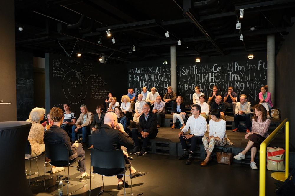 Nachhaltigkeitsgespräche im Palettenforum im Erdgeschoss der Ausstellung „Into the deep. Minen der Zukunft“.