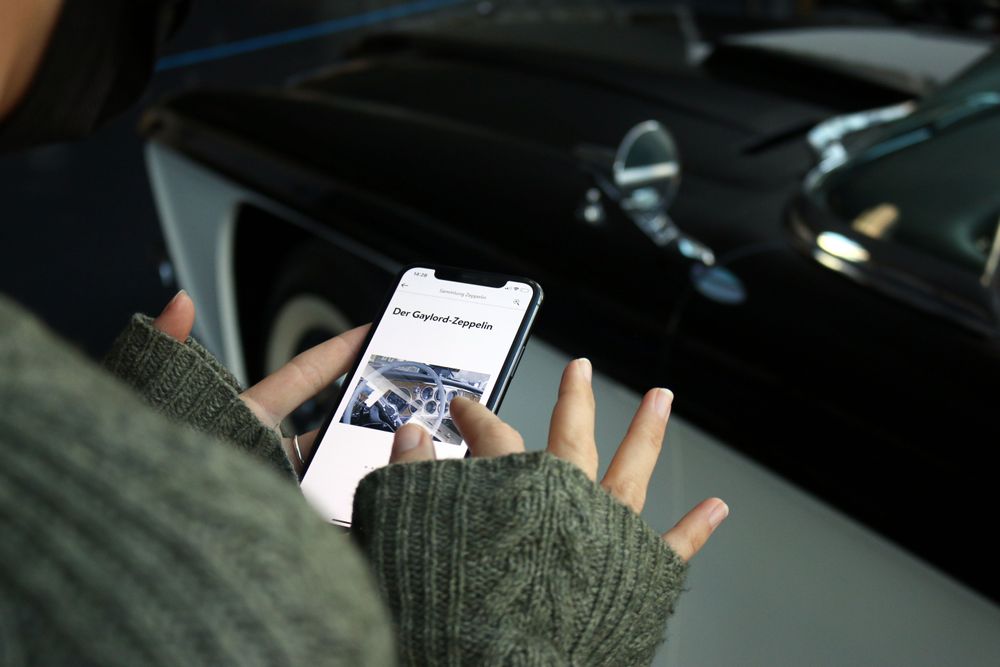 Eine Person hält ein Smartphone mit der geöffneten ZeppApp in der Hand.