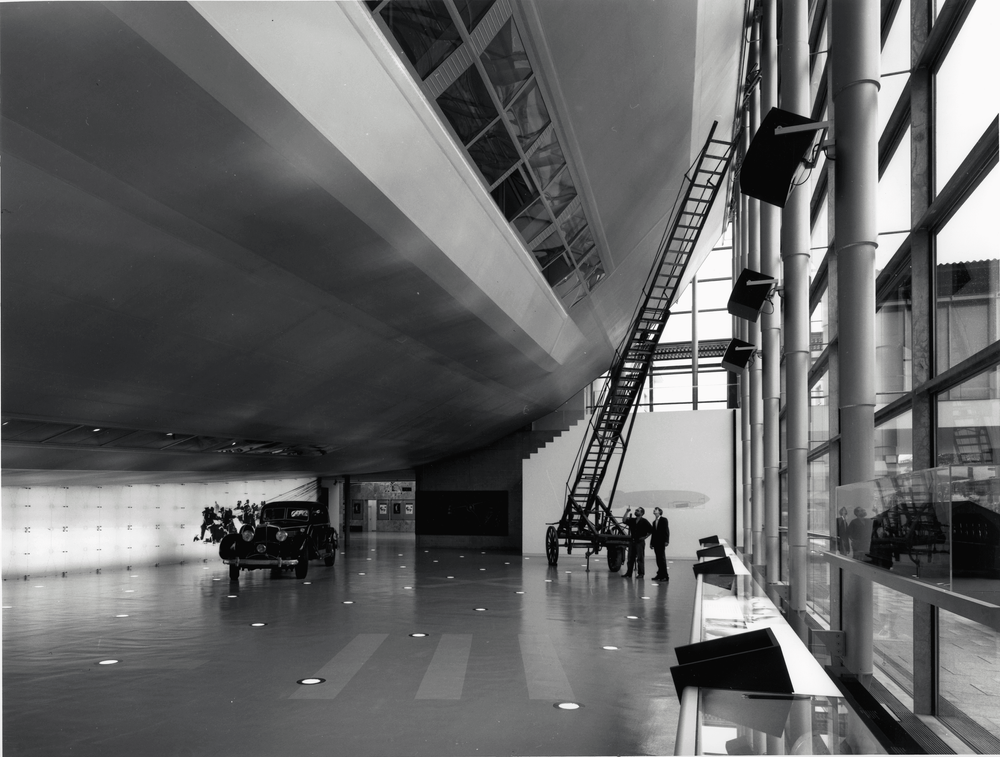 Blick in die leere Zeppelinhalle des Zeppelin Museums mit der Teil-Rekonstruktion von LZ 129 Hindenburg.