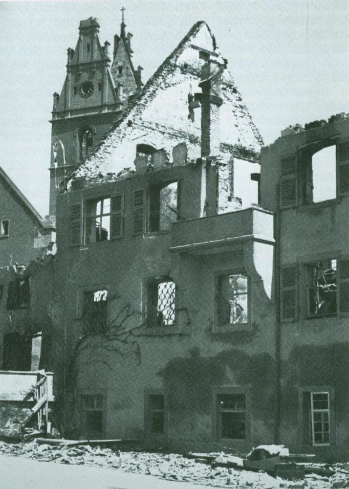 Häuser ohne Fenster und Dächer. Auf dem Boden liegen Trümmer.