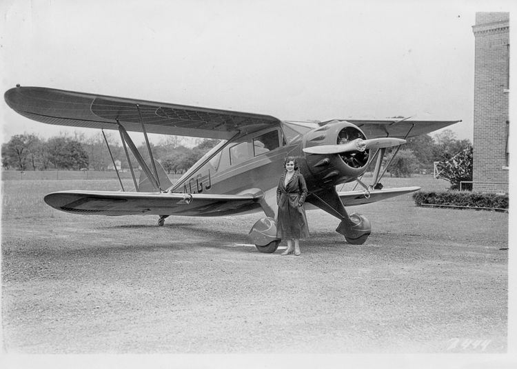 Die Aufnahme zeigt Lady Hay vor ihrem Flugzeug.