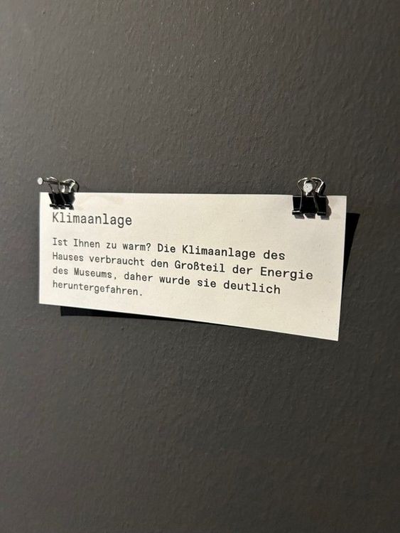 In der Ausstellung platzierte Labels erläutern die ergriffen Maßnahmen für das Publikum.